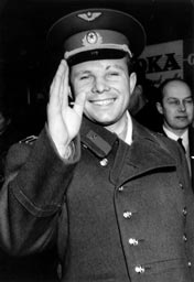 https://upload.wikimedia.org/wikipedia/commons/c/cc/Gagarin_in_Sweden.jpg